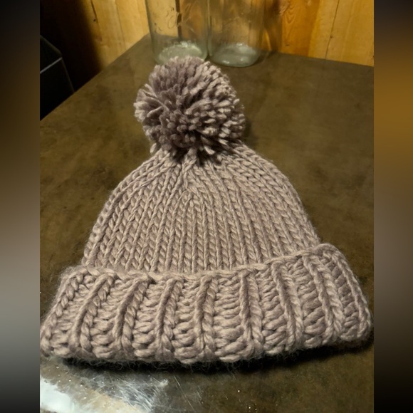 The North Face women’s knitted logo mauve Pom hat nwot - Picture 2 of 2